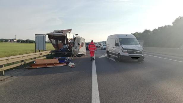 NÖ: Wohnwagen wurde bei Unfall auf Schnellstraße zerfetzt
