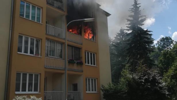 Wohnungsbrand in Wien-Meidling: Tür und Fenster aus Verankerung gerissen