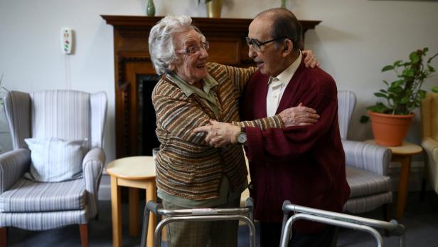 Zwei Bewohner in einem Londoner Pflegeheim feiern die gelockerten Corona-Regeln