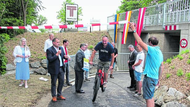 Vorrang für Radfahrer: Eröffnungsgäste für die neue Radfahrquerung machten samt Landesrat Schleritzka (Mi.) gerne Platz für einen durchreisenden Biker