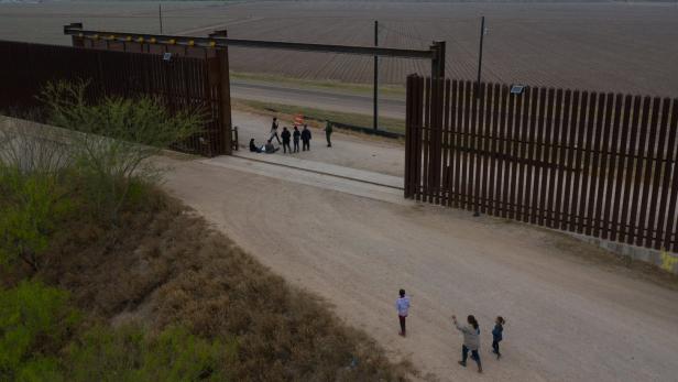 Gouverneur von Texas will Trumps Mauer zu Mexiko weiterbauen