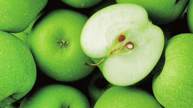 „An apple a day keeps the doctor away“ – dieser Spruch, der übersetzt etwa „Ein Apfel am Tag – Arzt gespart“ heißt, enthält viel Wahres. Tatsächlich ist der Apfel nicht nur das Lieblingsobst der Österreicher, sondern eines der gesündesten Nahrungsmittel. Er enthält mehr als 30 Vitamine und Spurenelmente, insbesondere Kalium, das für den Wasserhaushalt im Körper benötigt wird, sowie Eisen.