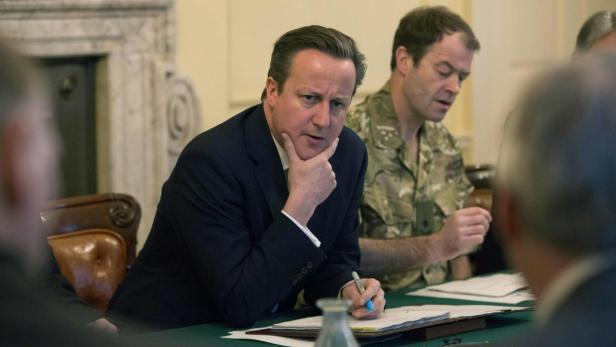 David Cameron bei einer Besprechung mit einem Militärangehörigen.