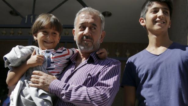 Osama Abdul Mohsen mit seinem kleinen Sohn Zaid, und seinem älteren Sohn, Mohammad al Ghadabe, in Getafe