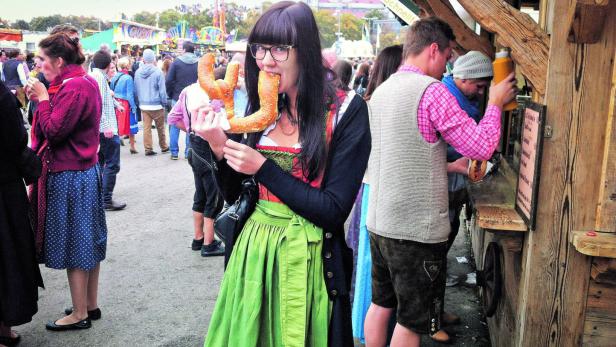 Bianca Pripfl auf der Wiesn mit der „heiligen“ Münchner Brezel. Auf der Wiesn war sie natürlich nur, um nach heimischen Bio-Trends zu suchen.