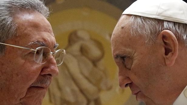 Papst Franziskus im Gespräch mit Raúl Castro.