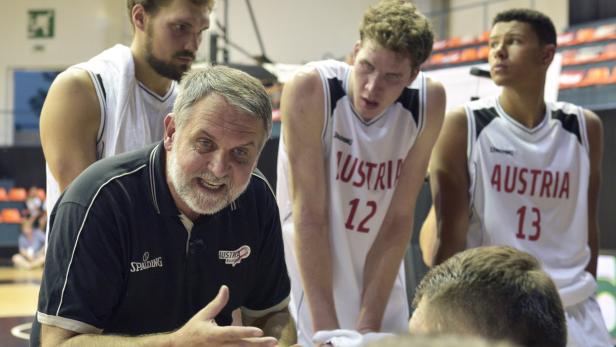 Ein Trainer bespricht eine Taktik mit seinen Basketballspielern des Teams Austria.