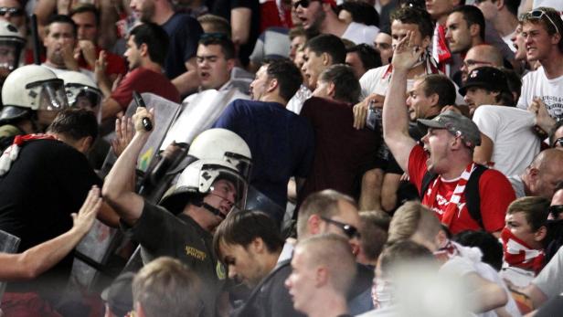 In Piräus ging&#039;s schon vor Anpfiff zur Sache. Einige Bayern-Fans provozierten die Griechen, die Polizei ging mit Schlagstöcken gegen die deutschen Fans vor.