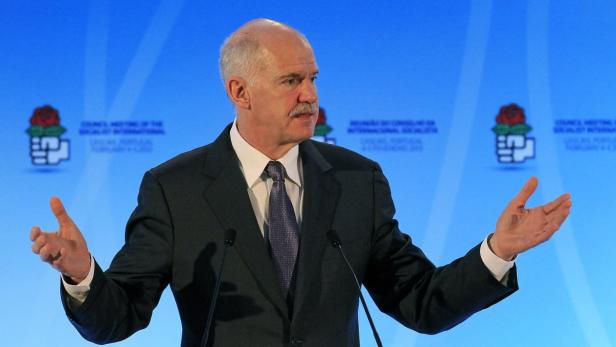 Socialist International (SI) President and Greece&#039;s former Prime Minister George Papandreou delivers the opening speech at the SI Council meeting in Cascais February 4, 2013. The meeting runs from February 4 to February 5. REUTERS/Jose Manuel Ribeiro (PORTUGAL - Tags: POLITICS)
