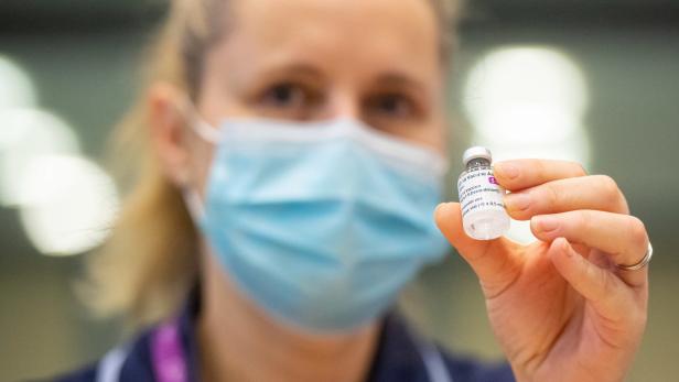 Berichte über Impfpflicht für Pflegepersonal in England