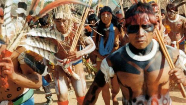Der Stamm der Awetí liegt im Gebiet der Quellflüsse des Xingú, eines der großen Zuflüsse des Amazonas. Hier haben sich etwas zwölf verschiedene Indianerstämme mit einer vergleichbaren Kultur, aber sechs völlig unterschiedlichen Sprachen angesiedelt. Das Awetí gehört zu einer der größten Sprachfamilien in Südamerika. Allerdings steht die Sprache zu keiner anderen in einem engeren verwandschaftlichen Verhältnis. (© DOBES-Aweti-Projekt / Rozilda Drude) Download jpg 3,53 MB Zur Förderinitiative Im Rahmen eines Forschungsverbundes zur Dokumentation brasilianischer Indianersprachen befasste sich der Wissenenschaftler Sebastian Drude mit den Awetí. Es wurden nicht nur die Traditionen und Mythen dokumentiert, sondern gerade auch - vor dem Hintergrund des Kulturverlustes - das alltägliche Leben für die kommenden Generationen.