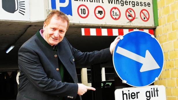 Ein Schild, auf das man verzichten könnte: Hirtzberger ist aber sauer, dass die Polizei selbst im Sinne der StVO nicht rechtens strafte christian hirtzberger, rechtsanwalt