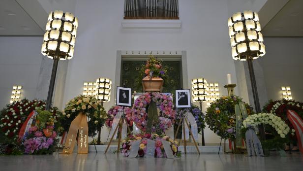 TRAUERFEIER FÜR FRIEDERIKE MAYRÖCKER AM WIENER ZENTRALFRIEDHOF