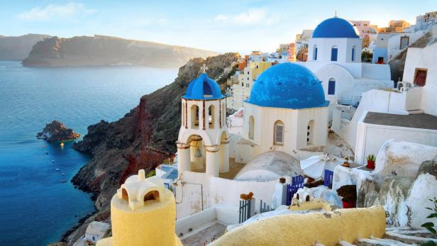 Blick auf die weiß getünchten Häuser und blauen Kuppeln von Santorin, Griechenland.