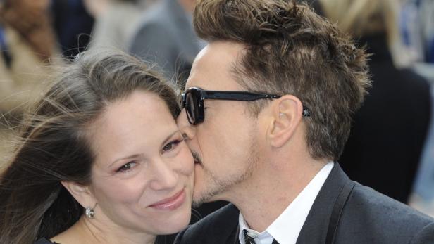 Robert Downey Jr. &amp; Susan Levin &quot;Iron Man&quot; Robert Downey Jr. hat sich bei den Dreharbeiten zu &quot;Kiss Kiss Bang Bang&quot; im Jahr 2005 in die Chefin der Produktionsfirma verliebt. Sie hat über die Kohle bestimmt, er war damals noch der etwas strauchelnde Schauspieler.