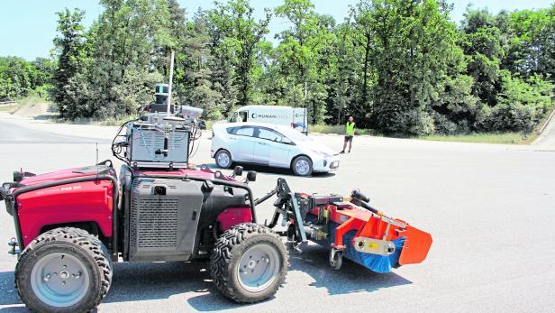 Mit Sensoren gespicktes Roboterauto wurde von fahrendem Dummy auf die Probe gestellt