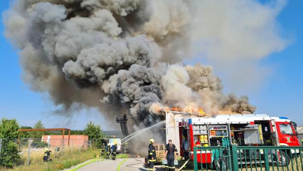 Brand in einem Gewerbebetrieb in Matzendorf im Bezirk Wiener Neustadt