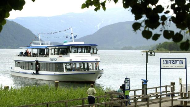 APAHDS12 - 16062005 - OSSIACH - OESTERREICH: ZU APA TEXT CI - Die Schifffahrt am Ossiachersee in Kaernten feiert heuer ihr 100-jaehriges Jubilaeum. Im Bild das Ausflugsschiff Ossiach am Donnersteg, 16. Juni 2005 an der Bootsanlegestelle in Ossiach. APA-FOTO: GERT EGGENBERGER