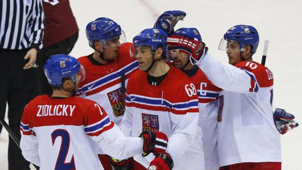 Tschechische Eishockeyspieler feiern gemeinsam auf dem Eis.