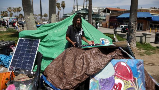 Obdachlose wohnen in Zelten