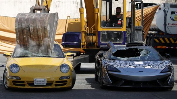 Zoll auf den Philippinen lässt rare Supercars zerstören