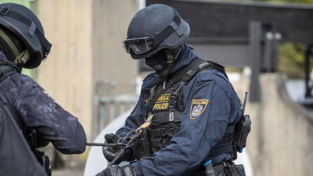 Ein Polizist der WEGA (Wiener Einsatzgruppe Alarmabteilung) seilt sich ab.
