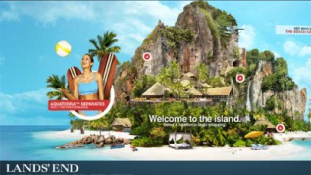 Eine Frau am Strand vor einer tropischen Insel mit Hotels und einem Wasserfall.