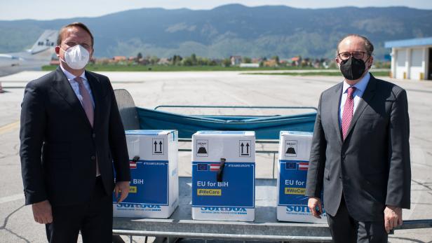 Außenminister Alexander Schallenberg mit EU-Kommissar Oliver Varhelyi in Sarajewo, um vor Ort Impfstoffe des EU-IPA-Mechanismus zu übergeben.