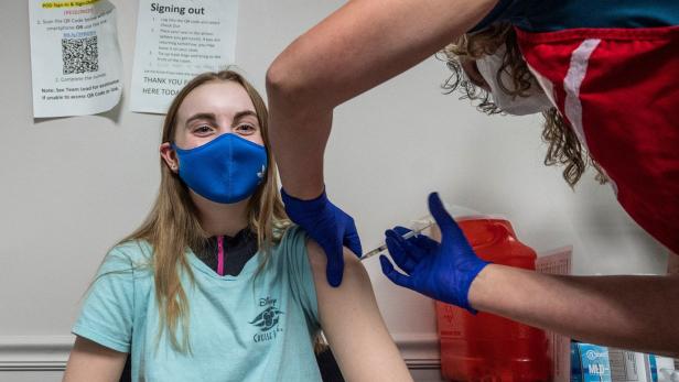 Impfung eines 14-jährigen Mädchens in den USA: Ohne Immunisierung von Kindern und Jugendlichen wird eine Durchimpfungsrate von 85 Prozent nicht zu erreichen sein, sagen Experten.
