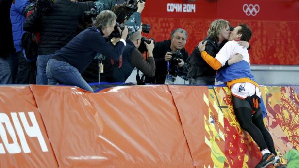 Ein niederländischer Eisschnellläufer küsst eine Frau bei den Olympischen Winterspielen 2014 in Sotschi.