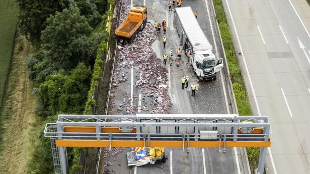 Unfall auf der A1 in OÖ: Kilometerlange Staus und Fahrbahnsperre