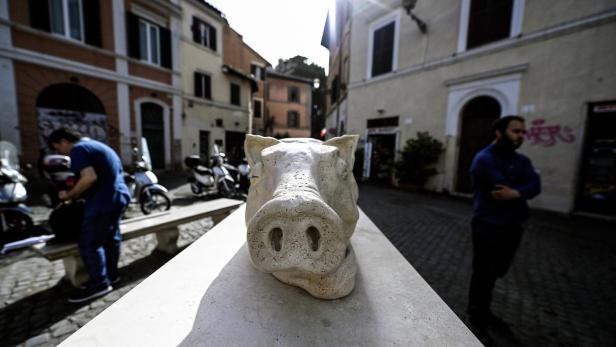 Protest against the 'porchetta' installation in Rome