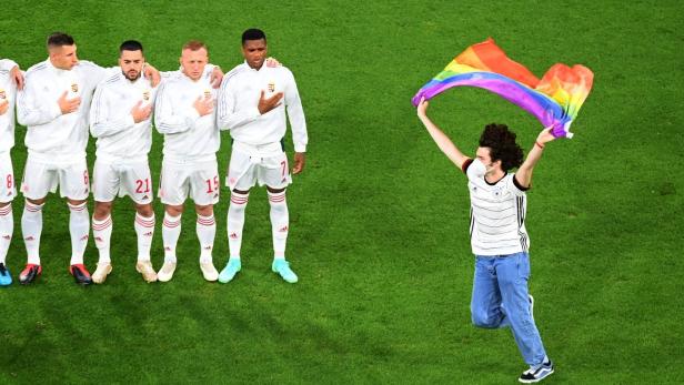 Bei Ungarn-Hymne: Flitzer mit Regenbogen-Flagge stürmte Platz