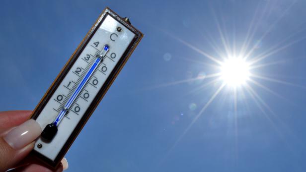 Ein Thermometer zeigt eine Temperatur von über 30 Grad Celsius an einem sonnigen Tag.