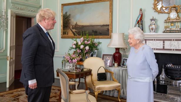 Aufgeflogen: Queen versteckt bei Johnson-Audienz Foto von Meghan und Harry