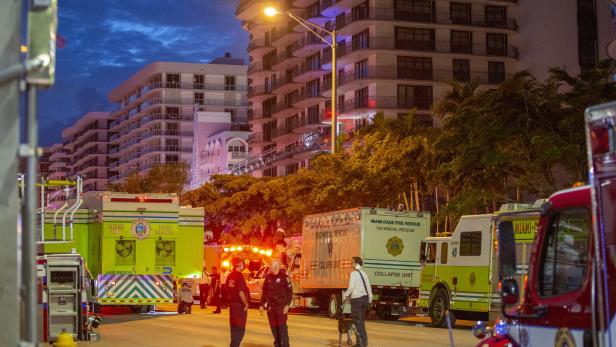 Zwölfstöckiges Hochhaus in Miami eingestürzt: Mindestens ein Toter 