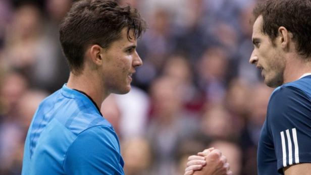 Zwei Tennisspieler schütteln sich nach einem Match die Hände.