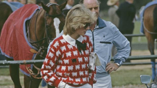 Prinzessin Diana mit einem Pullover mit Schafmotiven auf einer Pferderennbahn.