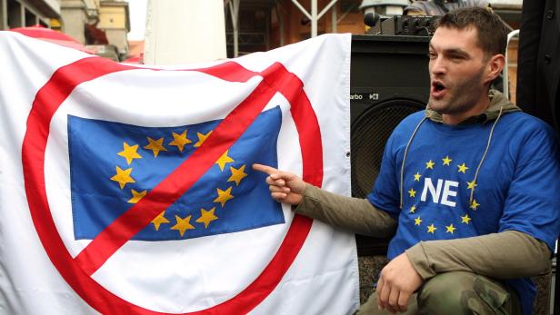 Ein Mann demonstriert gegen die Europäische Union.
