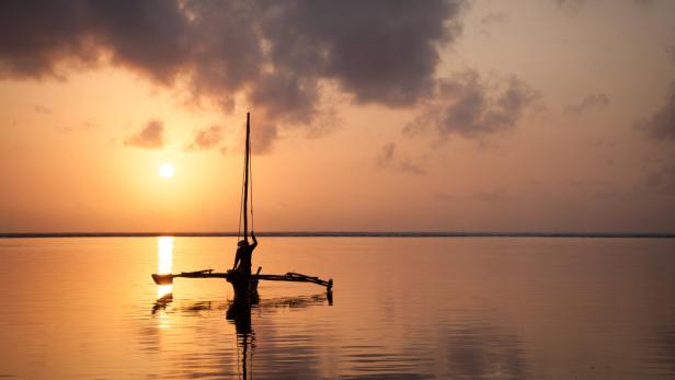 Der Sonnenuntergang in Sansibar ist ein Erlebnis. Mit den &quot;Dhows&quot; - den Holz-Fischerbooten, kann man eine Ausfahrt aufs Meer machen.