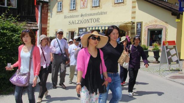 Allgegenwärtig: Gäste aus Taiwan, China, Südkorea und Japan gehören in der Touristen-Hochburg Hallstatt zum Straßenbild.