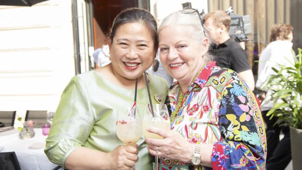 Thailändische Botschafterin Morakot Sriswasdi mit Schauspielerin Brigitte Kren