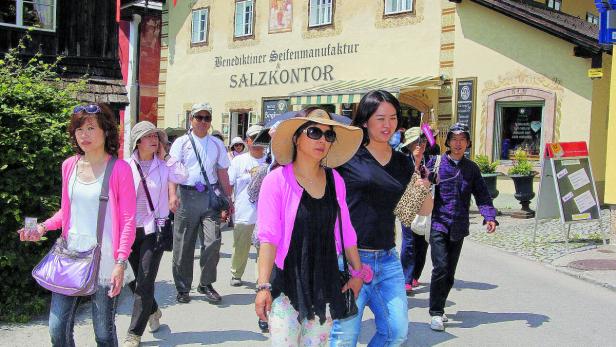 Allgegenwärtig: Gäste aus Taiwan, China, Südkorea und Japan gehören in der Touristen-Hochburg Hallstatt zum Straßenbild.