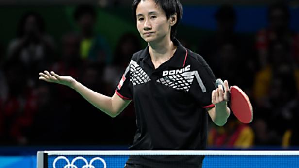 Eine Tischtennisspielerin mit Schläger während eines Spiels.