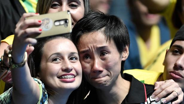 Liu Jia (re.) kam nach der Niederlage noch einem Selfie-Wunsch nach.