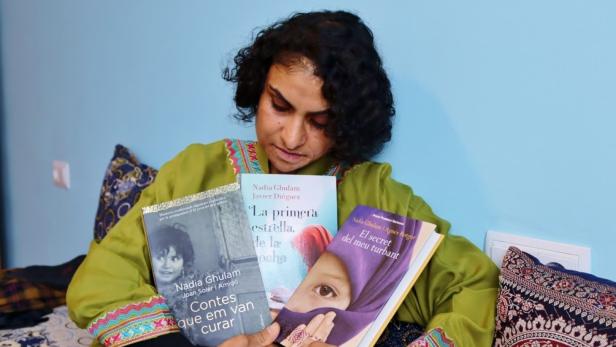 Nadia Ghulam mit den drei von ihr geschriebenen Büchern
