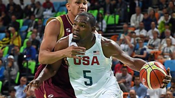 Kevin Durant im Trikot der USA mit Ball während eines Basketballspiels.