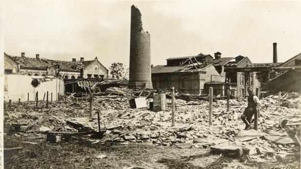 Die Trümmer der zerstörten Lokomotivfabrik in Wr. Neustadt