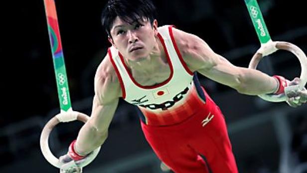 Ein Turner an den Ringen während eines Wettkampfs.