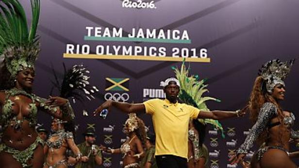 Usain Bolt posiert mit Tänzerinnen bei den Olympischen Spielen 2016 in Rio für das Team Jamaika.